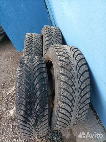 Sava Eskimo Stud 215/65 R16