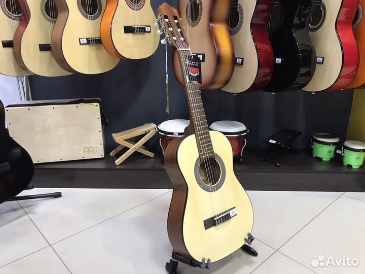 Классическая гитара с чехлом 1/2 Cort