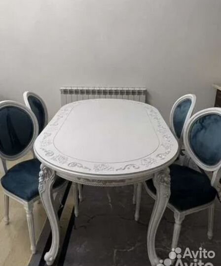 Стол и стулья