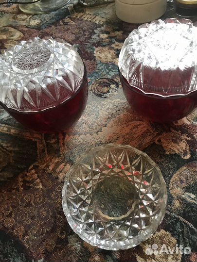 Две красных стеклянных вазы с хрустальными крышкам
