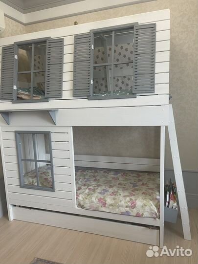 Двухъярусная кровать домик