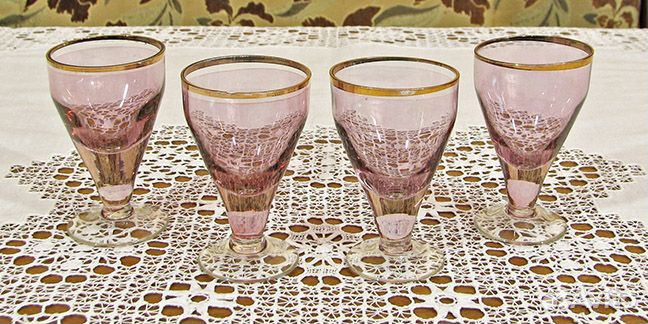 Посуда. Четыре малиновые рюмки. Стекло. СССР