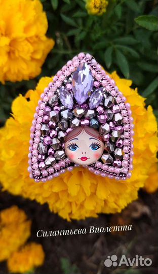 Брошь матрешка