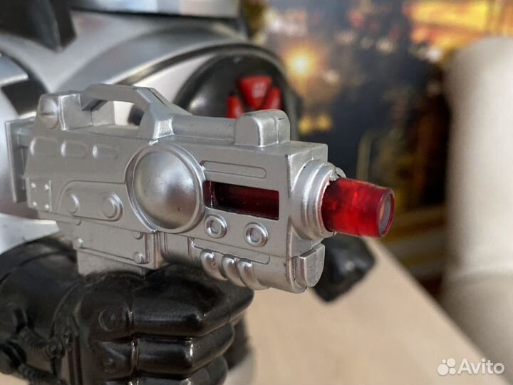 Игрушка робот на радиоуправлении