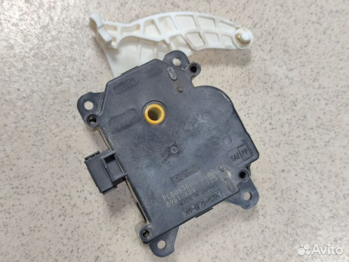 Сервопривод заслонок печки Toyota Rav4 40 4WD