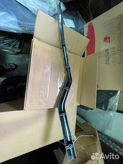 Накладка переднего бампера правая серебристая T1E