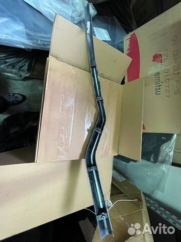 Накладка переднего бампера правая серебристая T1E