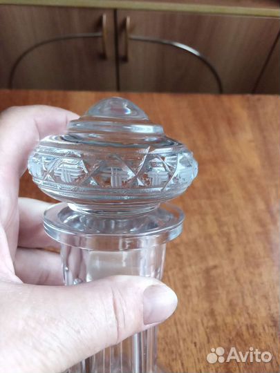 Хрустальный графин и стопки