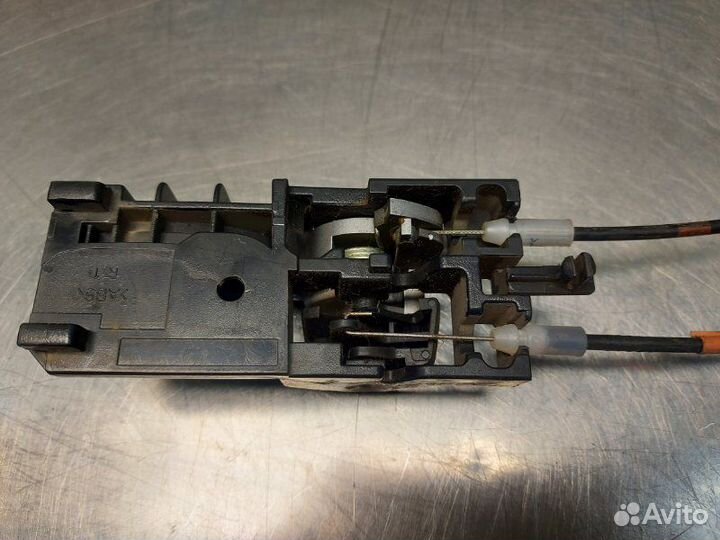 Замок двери передний правый Suzuki Sx4 GYA M16A