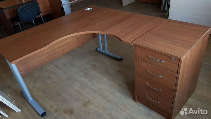 Стол офисный угловой