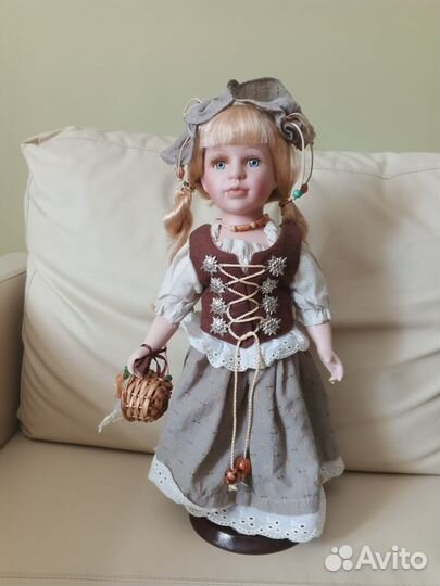 Кукла фарфоровая в национальном костюме Германия