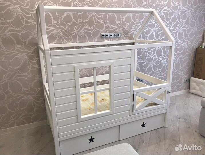 Детская кроватка домик