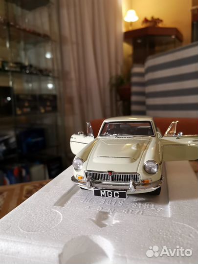 1/18 Autoart MGC GT Coupe, Snowberry белая