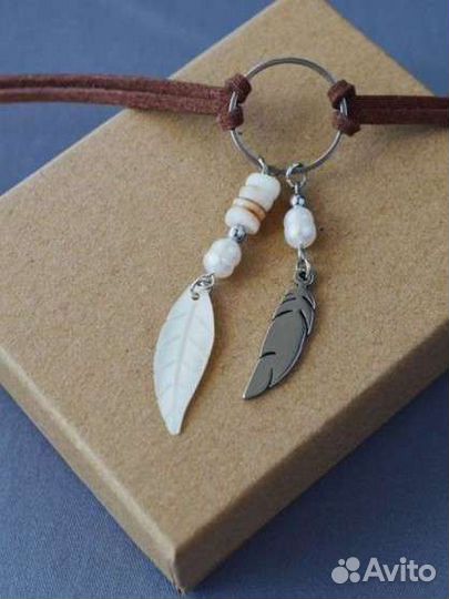 Чокер этно с перьями на шнурке