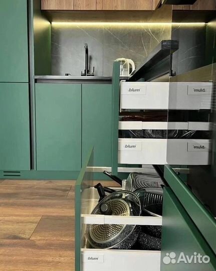 Яркая угловая кухня с подсветкой в рассрочку