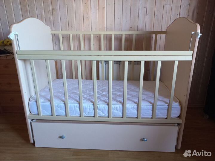 Кроватка с маятником