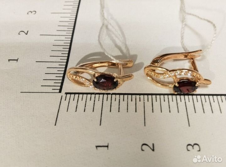 Золотые серьги с камнем