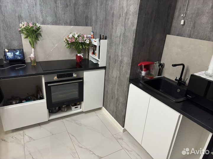 Кухонные шкафы и барная стойка