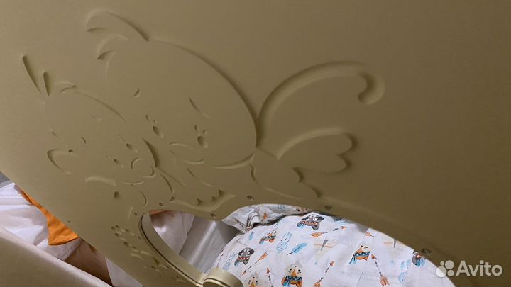 Детская кроватка с маятником и матрасом