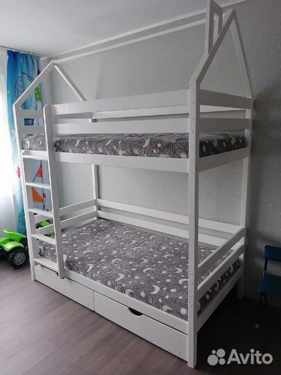 Двухъярусная кровать-домик