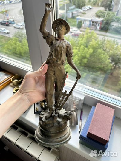 Огромная фигура рабочего, шпиатр, 19 век