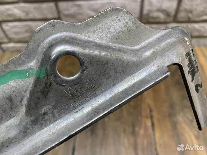 Skoda Karoq Крепление аккумулятора