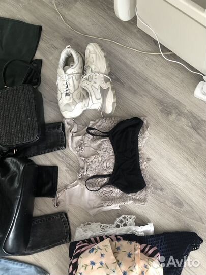 Отдам три пакета вещей