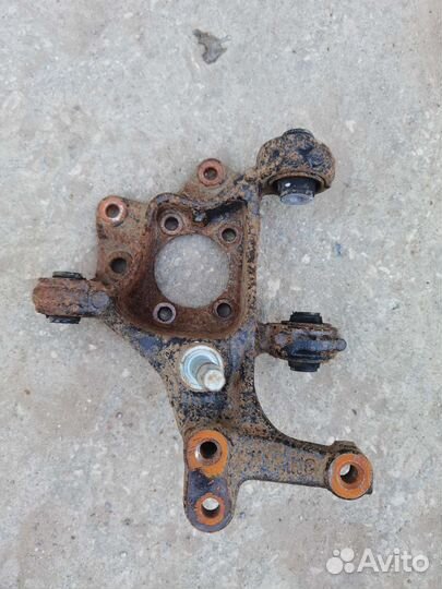 Задний кулак Toyota camry v 70