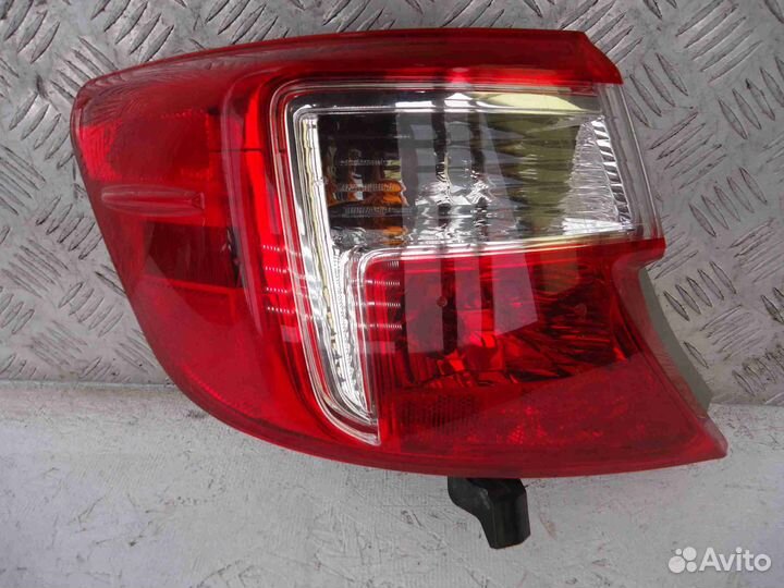 Фонарь задний наружный левый Toyota Camry