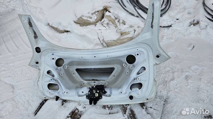 Крышка багажника замок пластик Tesla Model 3 2020