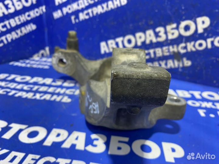 Передний правый поворотный кулак Nissan Teana J32