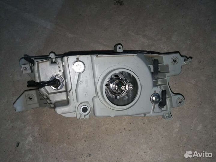Фара передняя правая Mazda Premacy 1
