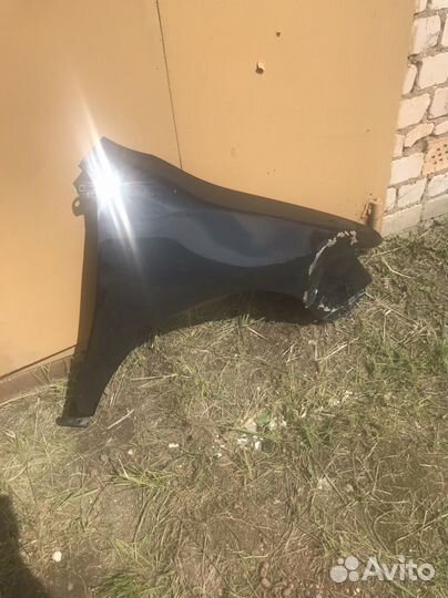 Крыло переднее правое