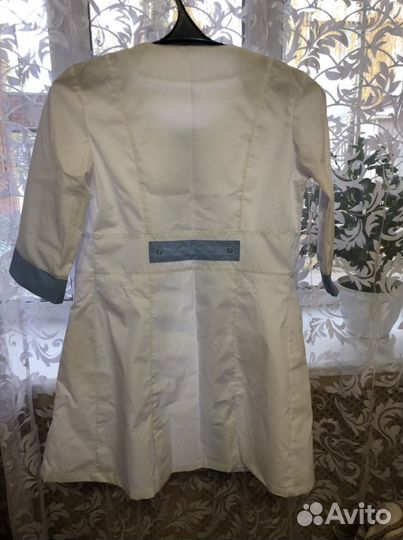 Белый медицинский халат