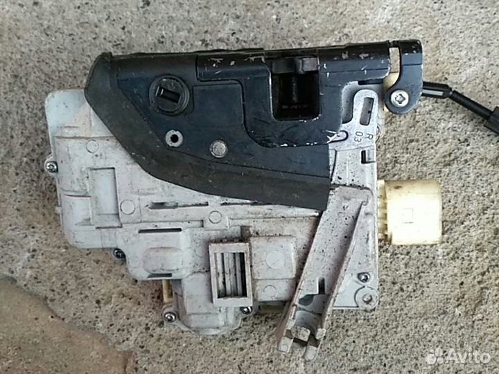 Замок задней левой двери Volkswagen Passat B6