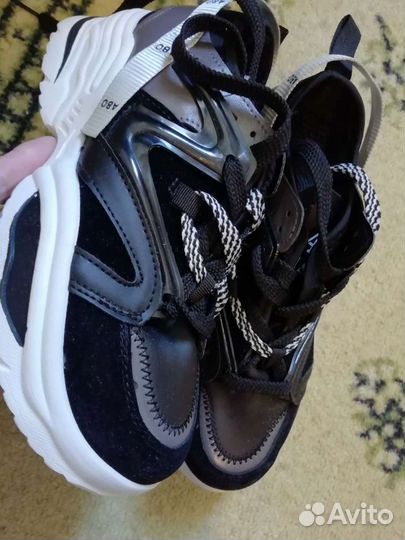 Кроссовки новые р37