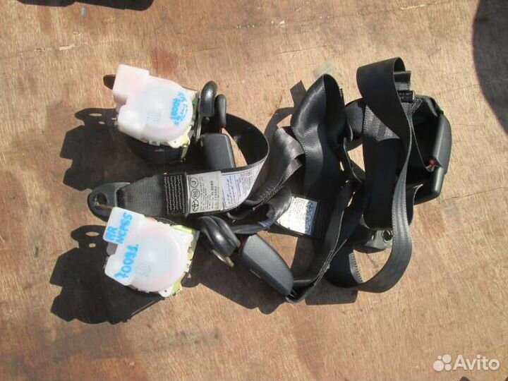 Ремень безопасности задний Toyota Ist NCP65 1NZ-FE