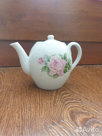 Сахарница, чайник и масленка