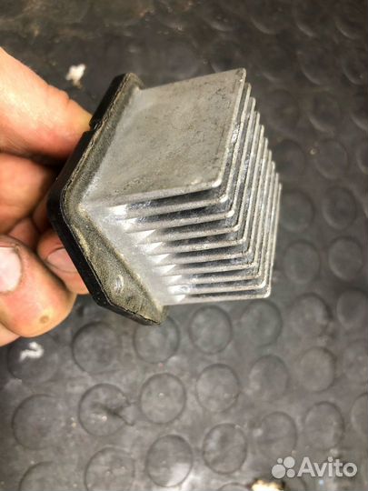 Резистор отопителя Mitsubishi