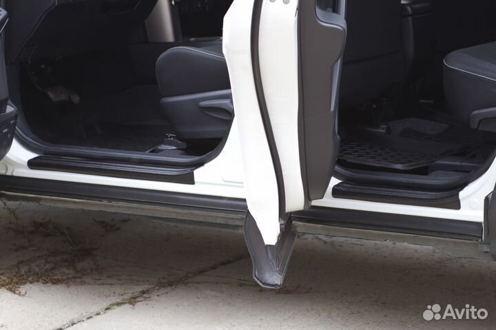 Накладки на пороги Toyota RAV4 (13-19) RA