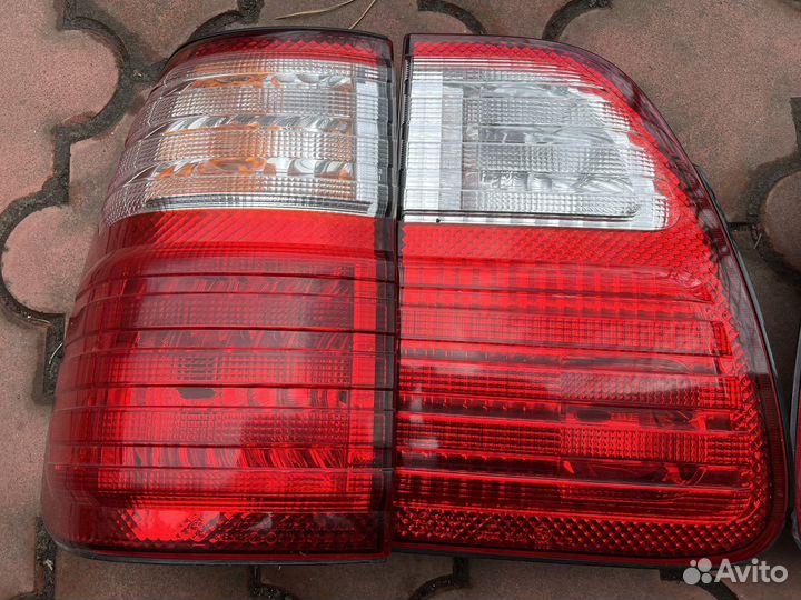 Комплект задних фонарей на ленд крузер100.Оригинал