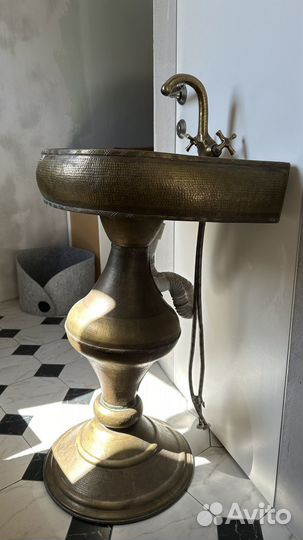 Раковина на постаменте с краном. Металл