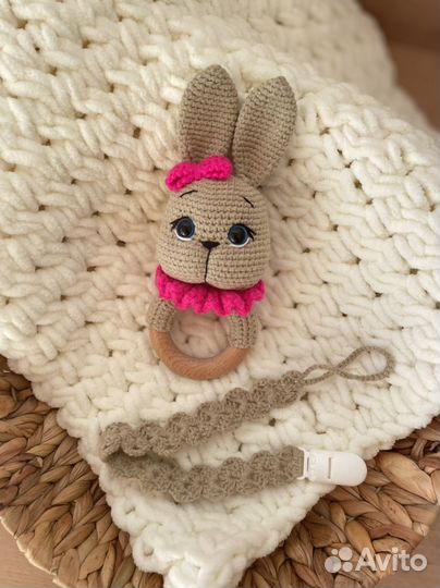 Беби бокс погремушка пинетки вязаные игрушки