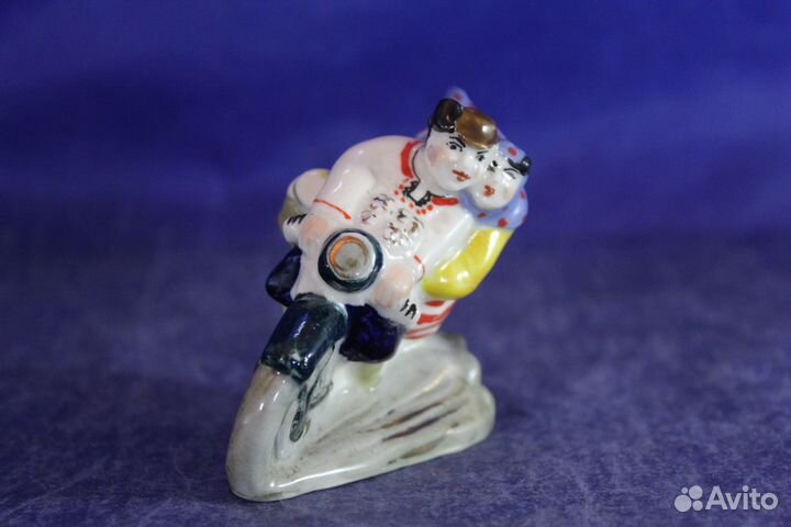На мотоцикле На базар самая редкая статуэтка фарфо