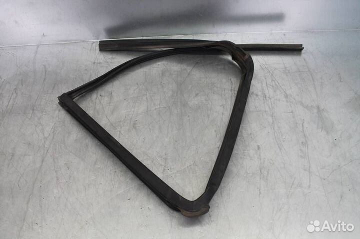 Уплотнитель стекла двери задней левой Nissan Path