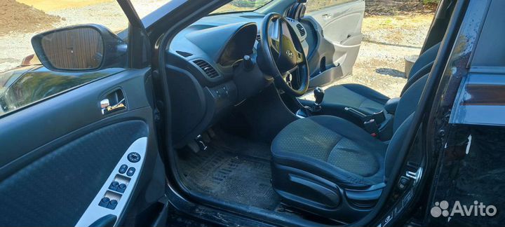 Hyundai Solaris 1.4 МТ, 2012, битый, 165 420 км