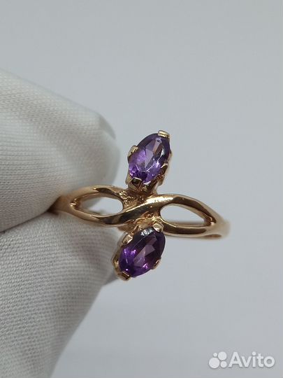 Кольцо с синтетическим камнем Золото