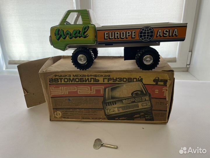Детская машинка О урал заводная С ключом