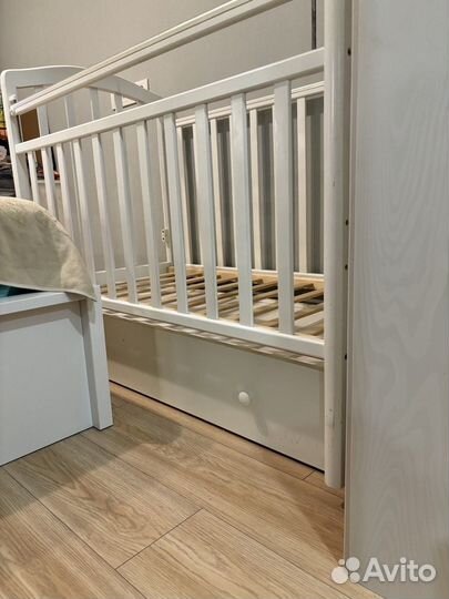 Детская кроватка с маятником и ящиком