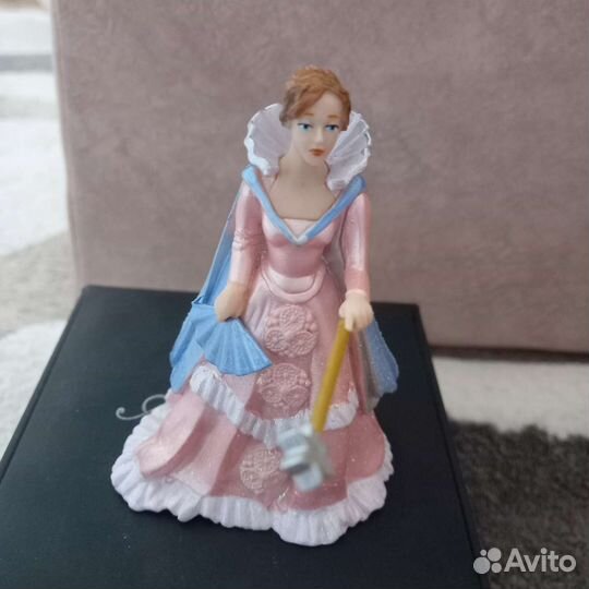 Фигурка королевы